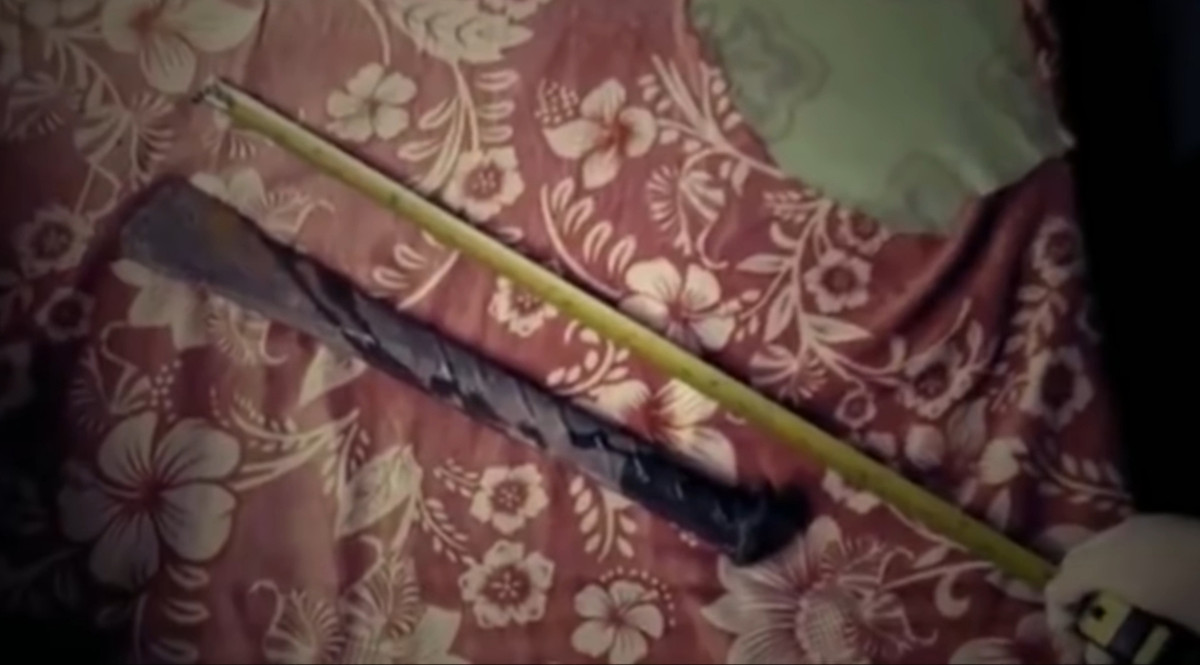 Nhiều vật chứng cũng đã được tìm thấy tại hiện trường. Đặc biệt, ngay dưới giường của nạn nhân có chiếc quần lót đã bị lột ngược.