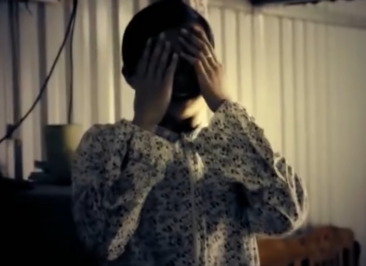 Trực tiếp nhìn thấy những vết máu trên người nạn nhân ngay trên giường ngủ và hiện trường bị xáo trộn, nhân chứng vụ án lập tức trình báo cơ quan công an.