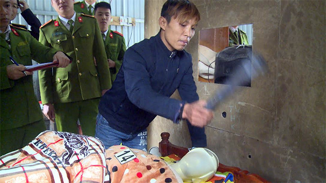 Khi đang đóng cửa tủ để tẩu thoát thì bị chị VA phát hiện, truy hô, y liền dùng chòong sắt (thanh kim loại hình trụ, dài 50cm, có một đầu vát nhọn và một đầu vuông) đập liên tiếp vào đầu chị VA, làm chị VA bất động. Cùng lúc cháu V thức, Quảng tiếp tục dùng chòong đập liên tiếp cháu V 3 nhát. Khi thấy cả hai bất động, Quảng đã thực hiện hành vi đồi bại với chị VA, sau đó bỏ trốn khỏi hiện trường...