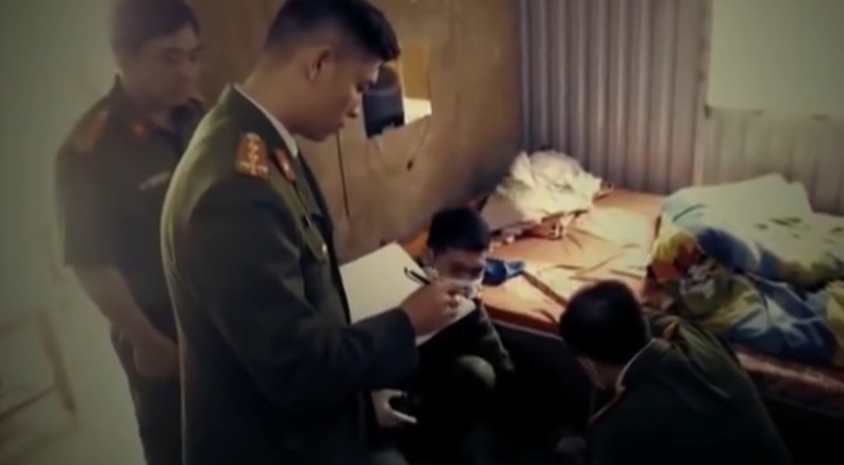 Tại hiện trường, nhiều vết máu loang lổ ở trên giường, mặt sàn nhà. Tủ quần áo bị xới tung. Lúc này, cơ quan điều tra xác định ban đầu có dấu hiệu cướp, hiếp, giết nạn nhân.