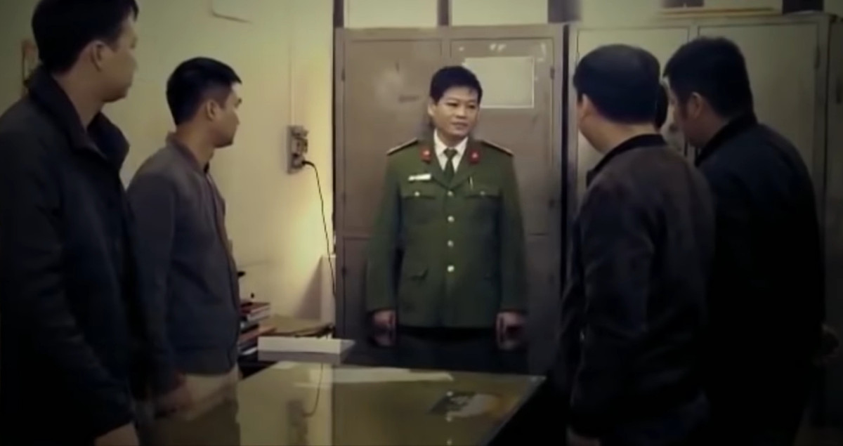 Ngay lập tức, một tổ công tác xuất phát về Nam Định. Qua rà soát, cơ quan điều tra xác định được đối tương nghi vấn là Đới Văn Quảng (26 tuổi, trú tại thị trấn Rạng Đông, huyện Nghĩa Hưng). Quảng từng đi bộ đội và đóng quân gần nhà nạn nhân. Tuy nhiên, thời điểm này Quảng đã vắng mặt tại địa phương.