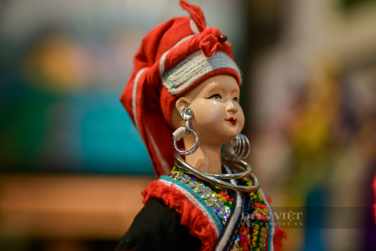 Người thổi hồn trang phục truyền thống 54 dân tộc Việt Nam vào những mẫu búp bê - Hình 8 Nguoi thoi hon trang phuc truyen thong 54 dan toc Viet Nam vao nhung mau bup be-Hinh-8