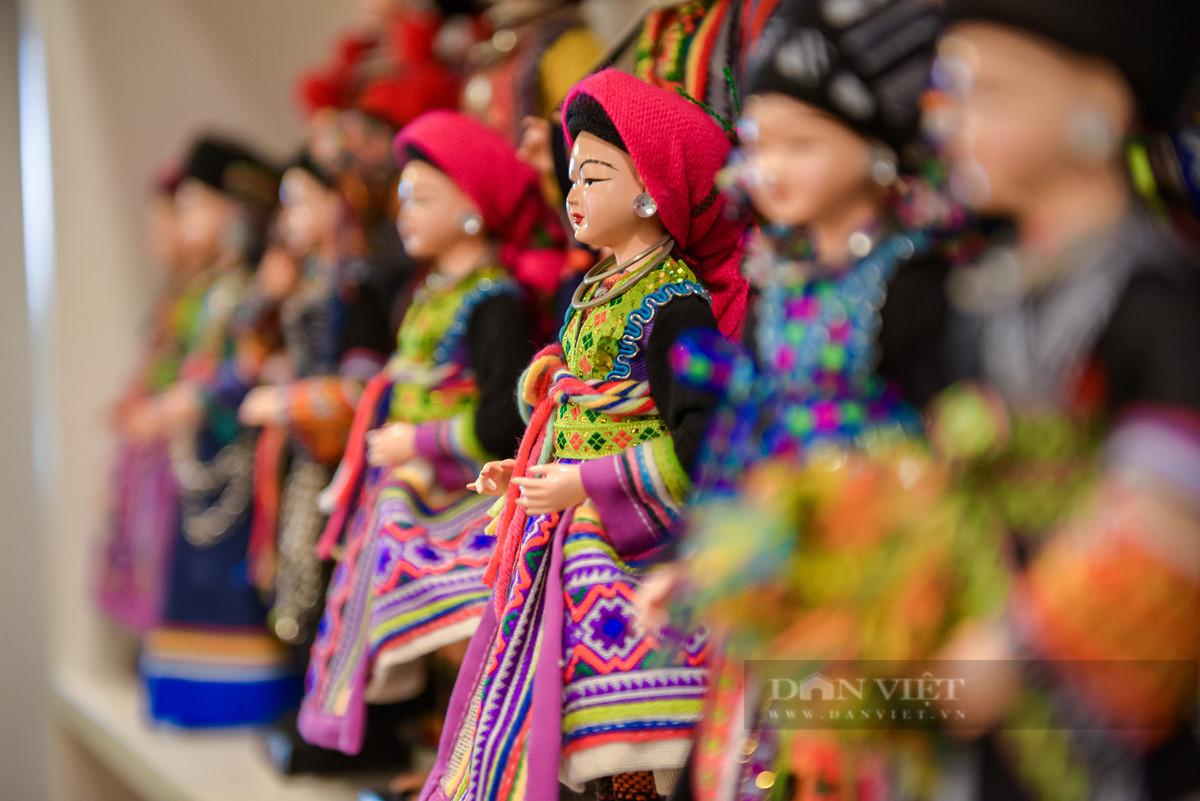 Người thổi hồn trang phục truyền thống 54 dân tộc Việt Nam vào những mẫu búp bê - Hình 9 Nguoi thoi hon trang phuc truyen thong 54 dan toc Viet Nam vao nhung mau bup be-Hinh-9