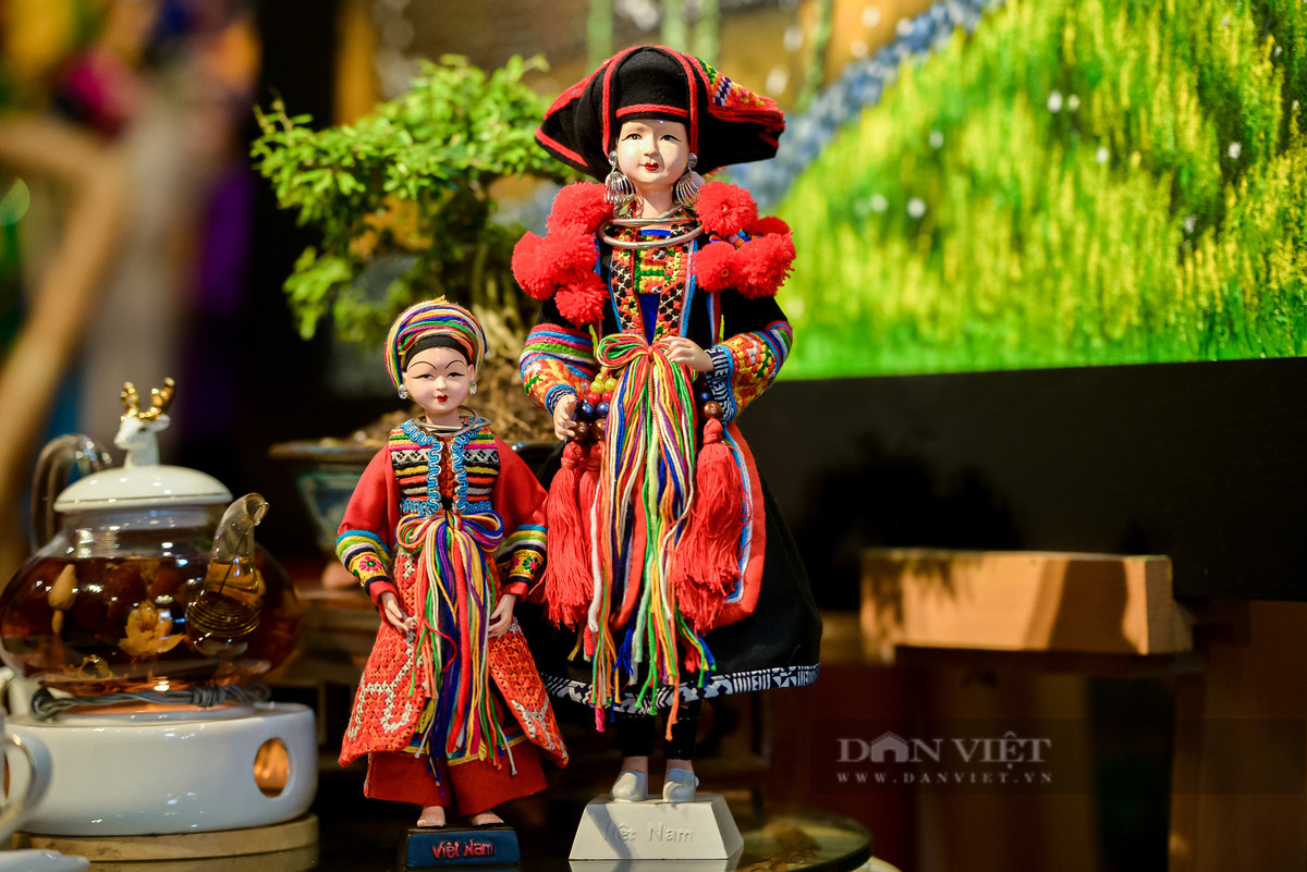 Người thổi hồn trang phục truyền thống 54 dân tộc Việt Nam vào những mẫu búp bê - Hình 11 Nguoi thoi hon trang phuc truyen thong 54 dan toc Viet Nam vao nhung mau bup be-Hinh-11