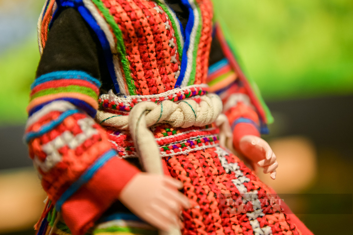 Người thổi hồn trang phục truyền thống 54 dân tộc Việt Nam vào những mẫu búp bê - Hình 6 Nguoi thoi hon trang phuc truyen thong 54 dan toc Viet Nam vao nhung mau bup be-Hinh-6