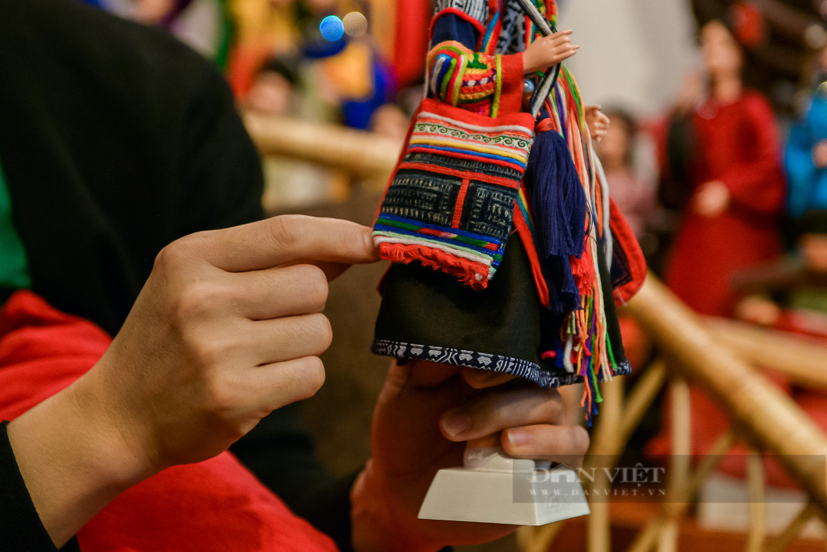 Người thổi hồn trang phục truyền thống 54 dân tộc Việt Nam vào những mẫu búp bê - Hình 10 Nguoi thoi hon trang phuc truyen thong 54 dan toc Viet Nam vao nhung mau bup be-Hinh-10