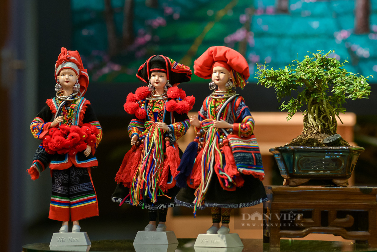 Người thổi hồn trang phục truyền thống 54 dân tộc Việt Nam vào những mẫu búp bê - Hình 13 Nguoi thoi hon trang phuc truyen thong 54 dan toc Viet Nam vao nhung mau bup be-Hinh-13