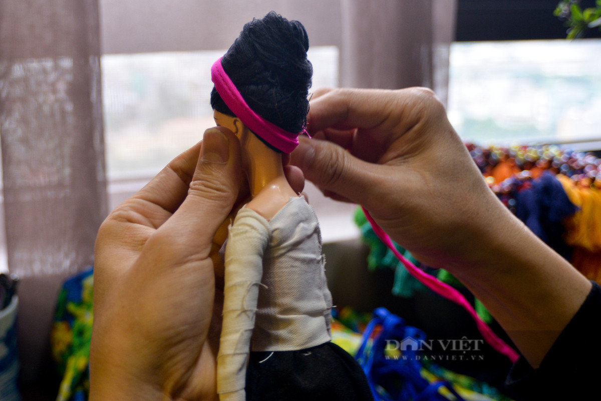 Người thổi hồn trang phục truyền thống 54 dân tộc Việt Nam vào những mẫu búp bê - Hình 7 Nguoi thoi hon trang phuc truyen thong 54 dan toc Viet Nam vao nhung mau bup be-Hinh-7