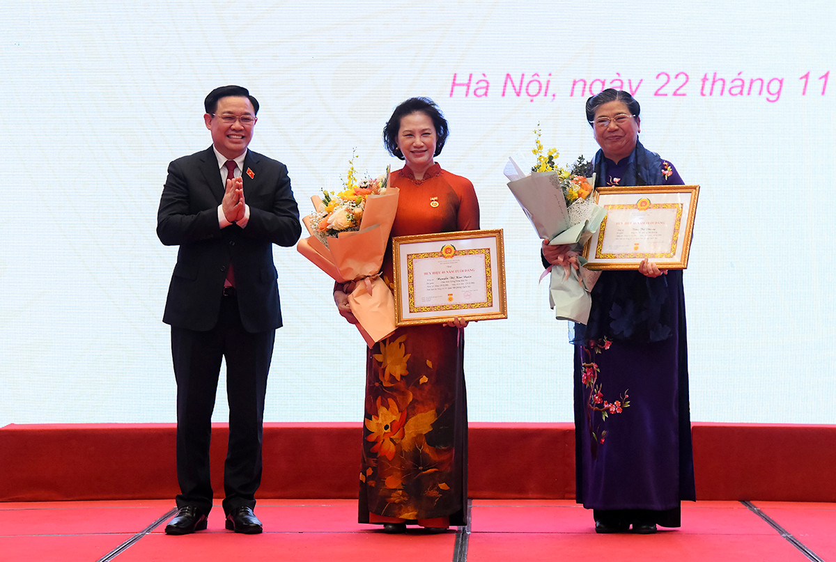 TSKH Phan Xuan Dung don nhan Huan chuong doc lap hang Nhi