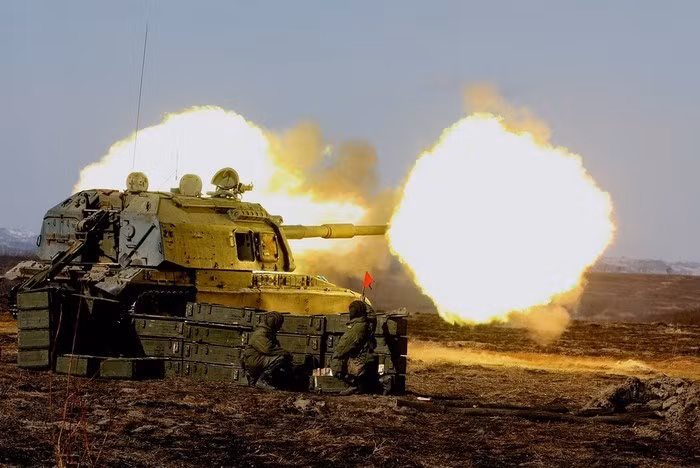 Chúng ta có thể nghiên cứu đầu tư mua sắm các tổ hợp pháo tự hành hạng nặng 2S19 Msta-S 152mm hiện đại, uy lực mạnh mẽ của Quân đội Nga. Hiện trong biên chế của ta chỉ có một ít pháo tự hành 2S1 122mm và 2S3 152mm với tầm bắn dưới 20km được cung cấp từ thời Liên Xô. Pháo 2S19 có tầm bắn gần 30km, có hệ thống kiểm soát hỏa lực hiện đại cho phép bắn chính xác mục tiêu.