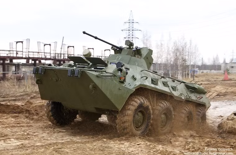Để thay thế một phần các dòng xe bọc thép BTR-60PB và BTR-152 đã cũ, chúng ta có lẽ cùng cần tính tới việc mua sắm các “taxi chiến trường” thế hệ mới như BTR-80 hay BTR-82A. Các xe bọc thép mới này có tính năng tác chiến, tính năng bảo vệ vượt xa thế hệ BTR-60PB, đảm bảo sự sống sót lớn cho binh sĩ trên tiền tuyến.