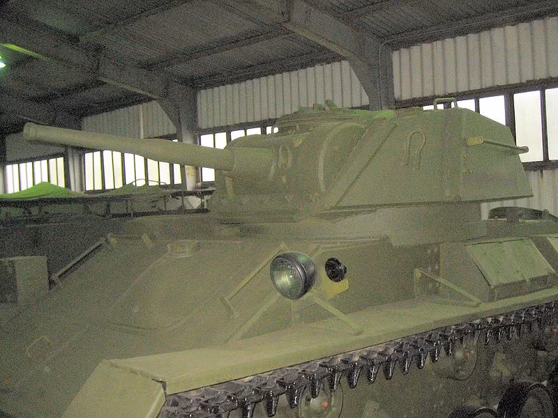 Xe tăng T-80 được trang bị pháo ranh xoắn chống tăng 45mm 20-K - vũ khí tiêu chuẩn trên các xe tăng hạng nhẹ Liên Xô thời bấy giờ. Ngoài ra còn có một khẩu súng máy 7,62mm DT.