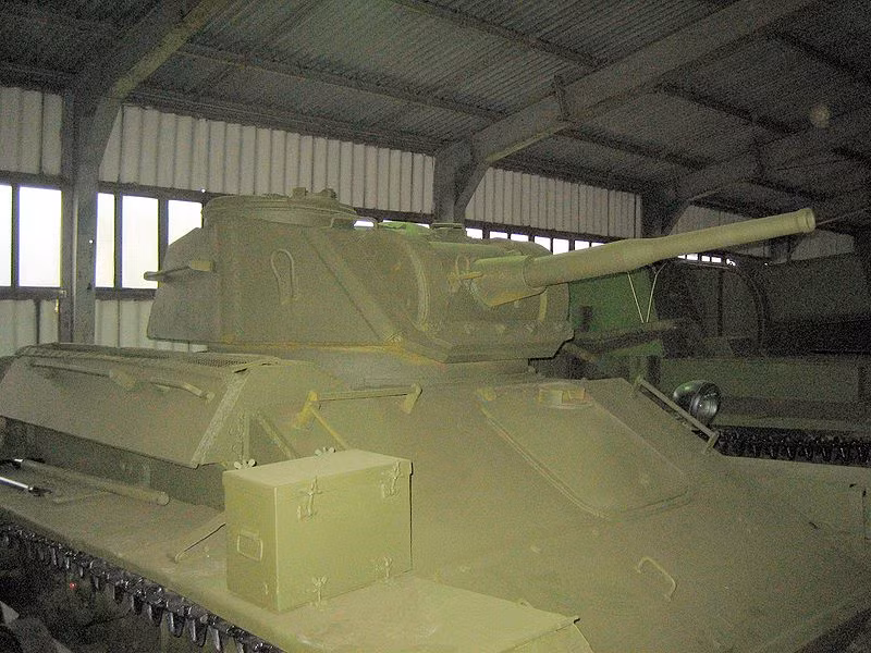 T-80 có trọng lượng 11,6 tấn, dài 4,28m, rộng 2,42m, bọc giáp thép đồng nhất có độ dày từ 15-45mm tùy từng vị trí.