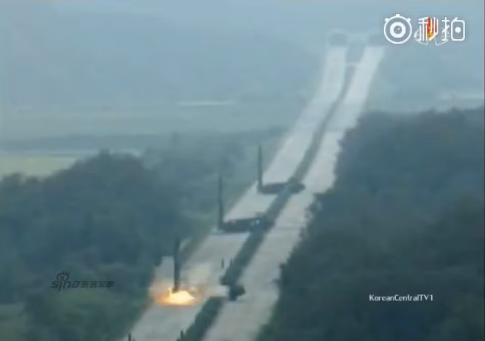 Các hình ảnh được truyền hình TW Triều Tiên công bố cho thấy, ba bệ phóng tên lửa đạn đạo trên một con đường dẫn vào hầm ngầm. Đây có thể là nơi chứa rất nhiều hệ thống tên lửa đạn đạo chiến thuật – chiến lược của Triều Tiên.