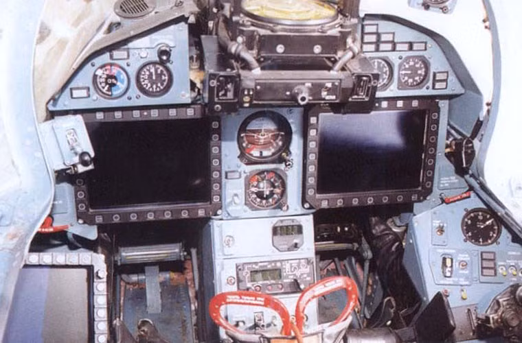 Buồng lái phi công được trang bị bốn màn hình hiển thị tinh thể lỏng (HUD) cho các dữ liệu chiến lược và hoa tiêu, các hệ thống máy tính và thanh điều khiển các điều kiện hoạt động (HOTAS). Phi công có một thanh điều khiển di chuyển ngắn ở bên cạnh thay cho thanh điều khiển trung tâm, một tay cầm điều khiển điện tử và điều khiển sức phụt động cơ.