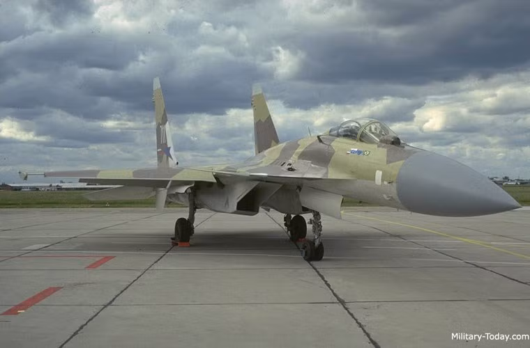 Su-37 cũng được phát triển trên cơ sở dòng tiêm kích chiếm ưu thế trên không Su-27 với hình dạng y hệt, nhưng có bổ sung thêm cánh mũi. Máy bay có chiều dài 21,93m, sải cánh 14,69m, cao 5,93m, trọng lượng rỗng 18,5 tấn, trọng lượng tối đa 35 tấn.
