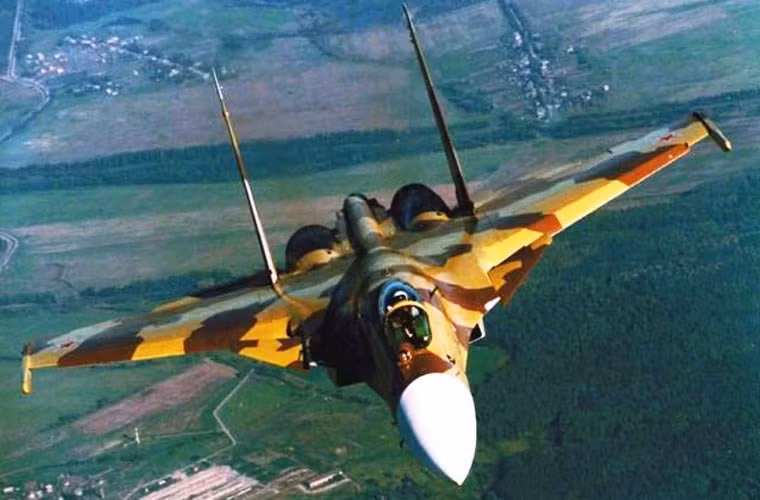  Tiêm kích đa năng Su-37 Teminator (Kẻ hủy diệt) là một loại tiêm kích đa năng siêu cơ động, một chỗ ngồi, thử nghiệm công nghệ trong quá trình OKB Sukhoi phát triển tiêm kích Su-35 nổi danh sau này. Chuyến bay đầu tiên của Su-37 được thực hiện vào ngày 2/4/1996.