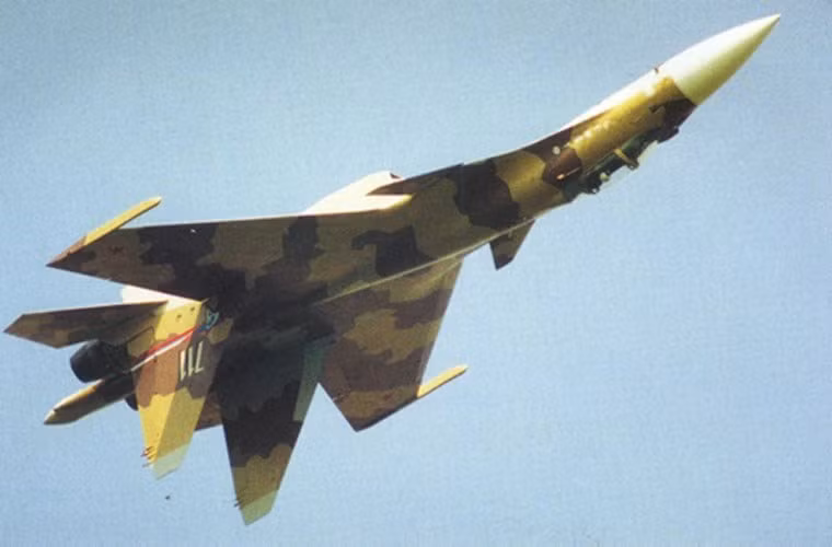 Chuyến bay đầu tiên của chiến đấu cơ Su-37 vào ngày 2/4/1996, khi nó xuất hiện ở triển lãm hàng không Moskva. Sau đó nó tiếp tục có một chuyến bay biểu diễn ở triển lãm hàng không Farnborough 96. Máy bay đã chứng tỏ khả năng thao diễn mới, như khả năng chúi mũi ra khỏi hướng bay ở một số giai đoạn, quay mũi quanh 360 độ và hồi phục sau khi rơi vào vệt khí đuôi bằng cách lao vào vệt khí này của một máy bay khác.