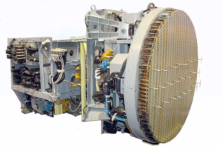 Máy bay được trang bị hệ thống radar mạng pha bị động đa kênh N-011M Bars có tầm trinh sát cực đại 400km, theo dõi mục tiêu cách 200km, với 60km trong chế độ không đối không bán cầu sau (sau đuôi máy bay). N-011M có thể theo dõi cùng lúc 15 mục tiêu và khả năng dẫn tên lửa hạ 4 mục tiêu đồng thời. Trong chế độ không đối đất/đối hải, radar có thể phát hiện mục tiêu xe tăng cách 40-50km, mục tiêu tàu khu trục cách 80-120km.