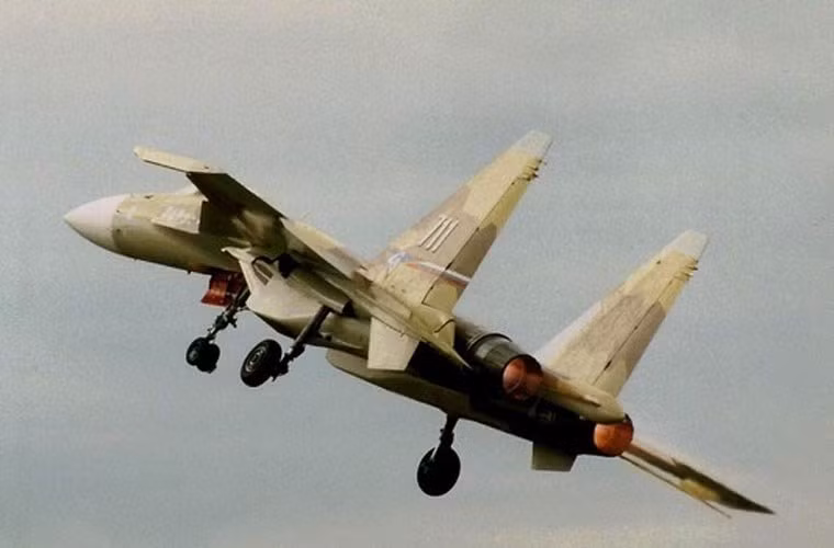 Máy bay chiến đấu Su-37 có thể đạt tốc độ tối đa Mach 2,35 (cao hơn một chút so với Su-35), tầm bay 3.30km, trần bay 18.000m.