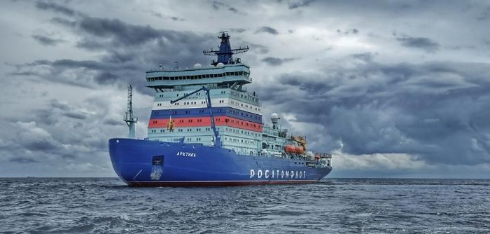 Thiết kế của tàu Arktika được hoàn thành vào năm 2009, và quá trình xây dựng bắt đầu vào năm 2012. Một trong những vấn đề đặc biệt nghiêm trọng là thiết kế ban đầu của hệ thống động lực trên tàu bao gồm các máy phát của công ty Turboatom, Ukraine.