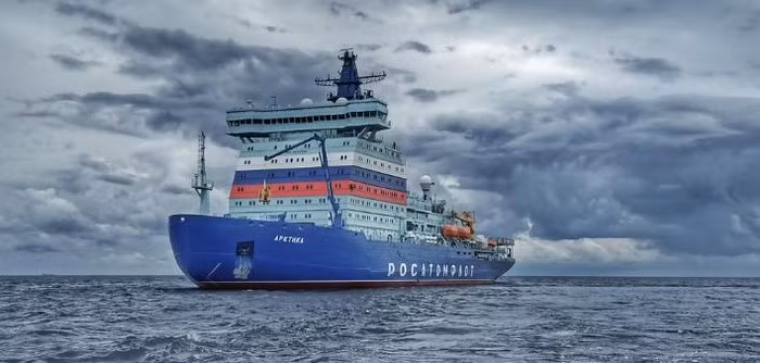 Thiết kế của tàu Arktika được hoàn thành vào năm 2009, và quá trình xây dựng bắt đầu vào năm 2012. Một trong những vấn đề đặc biệt nghiêm trọng là thiết kế ban đầu của hệ thống động lực trên tàu bao gồm các máy phát của công ty Turboatom, Ukraine.