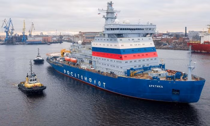 Trong đó mỗi lò phản ứng có công suất 175 MW và cung cấp năng lượng cho ba động cơ điện, mỗi động cơ dẫn động một chân vịt. Theo thiết kế, tàu phá băng này có thể xuyên thủng lớp băng dày tới 2m.