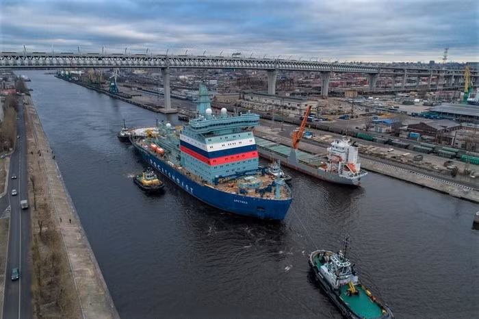 Tuy nhiên hiện tại chỉ có hai trong số ba động cơ của con tàu đang hoạt động, điều này đặt ra nhiều câu hỏi về sự sẵn sàng của chiếc Arktika khi vận hành, tạp chí The Drive bình luận.