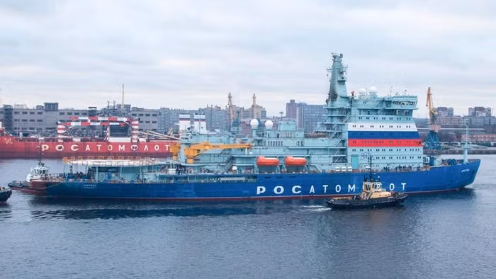 Tập đoàn năng lượng nguyên tử quốc gia Nga Rosatom nói rằng trước khi đến Murmansk, tàu phá băng Arktika sẽ vượt qua các cánh đồng băng ở phía Bắc Bắc Cực thuộc Franz Josef Land, quần đảo của Nga ở Bắc Băng Dương, toàn bộ chuyến đi sẽ mất khoảng hai tuần.