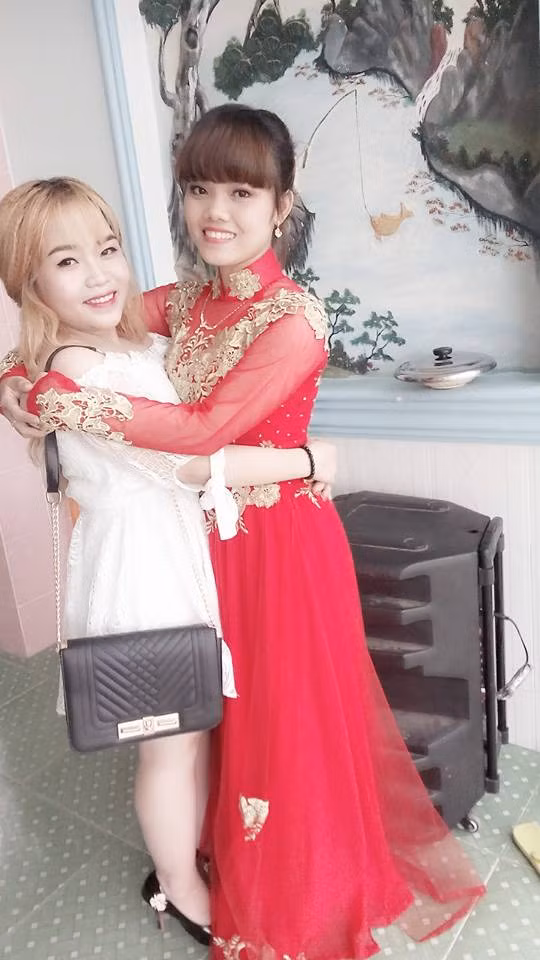 Bạn bè đến chúc mừng cho cô dâu Anh Thư trong hôn lễ. Trước ngày làm đám cưới, Anh Thư đã có thai và giờ đây sau 4 tháng kết hôn, cô dâu 9X đã chuẩn bị lâm bồn. Câu chuyện tình buồn của họ đã mở ra một trang mới tươi vui hơn. Rất nhiều người đã gửi lời chúc cho mẹ con cô với hi vọng "giọt máu" kết tinh tình yêu của cặp đôi sẽ ra đời mạnh khỏe.