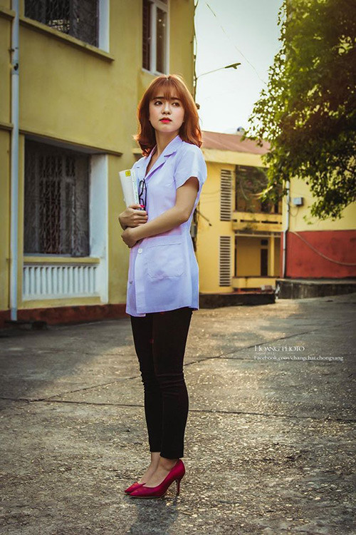 Nhờ ngoại hình, khuôn mặt xinh đẹp và ấn tượng, cô sinh viên đại học Y dược hiện có khoảng 5 nghìn người theo dõi trên Facebook. Thỉnh thoảng Hồ Liên chia sẻ những bức ảnh trong bộ trang phục y khoa, khoe vẻ đẹp tươi tắn, tự nhiên và nhận được nhiều lời khen ngợi của bạn bè, cư dân mạng. Môi trường mạng xã hội luôn có người khen, kẻ chê... Hồ Liên vui vẻ tiếp nhận tất cả và không bận tâm quá nhiều tới những lời lẽ thiếu lịch sự hay quá phiến diện.