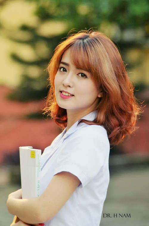 Hồ Liên thừa nhận việc mình là người hay trang điểm nhưng khi chụp ảnh cũng không đeo lens hay chỉnh màu mắt mà chỉ áp dụng những cách thức trang điểm hết sức bình thường. Cô nàng nhấn mạnh: "Mình không nhận là bản thân được như những lời khen ngợi. Mình rất vui và mong được gặp các bạn ở ngoài đời, lúc ấy các bạn có thể tự đánh giá và cảm nhận".