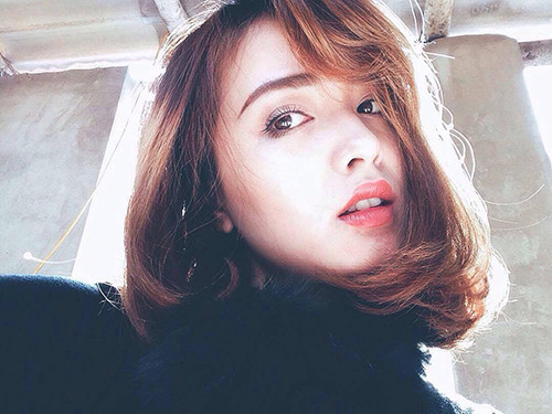 Cô bạn trẻ cũng không ngần ngại chia sẻ những cách thức trang điểm, chụp ảnh đẹp với những cô gái khác. Với Hồ Liên, làm đẹp là một nhu cầu thiết yếu, một sở thích, thói quen mà mọi cô gái đều có và sẽ không có gì đáng trách khi cô hay một người con gái nào khác cố gắng để làm cho mình đẹp lên trong mắt người khác. Ảnh trong bài: Facebook nhân vật.