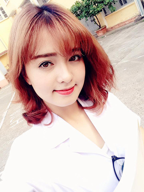 Khi đến trường, hay trong một số hoàn cảnh khác, Hồ Liên không áp dụng cách trang điểm đậm như trước và cô vẫn có khuôn mặt rất xinh xắn, thuần Việt và một làn da mịn màng. Cô nữ sinh 9X chia sẻ, từng có khá nhiều người nói rằng họ thấy thất vọng khi thấy cô ngoài đời rất khác so với trong các clip trên mạng, tuy nhiên cô không coi đây là một điều đáng buồn.