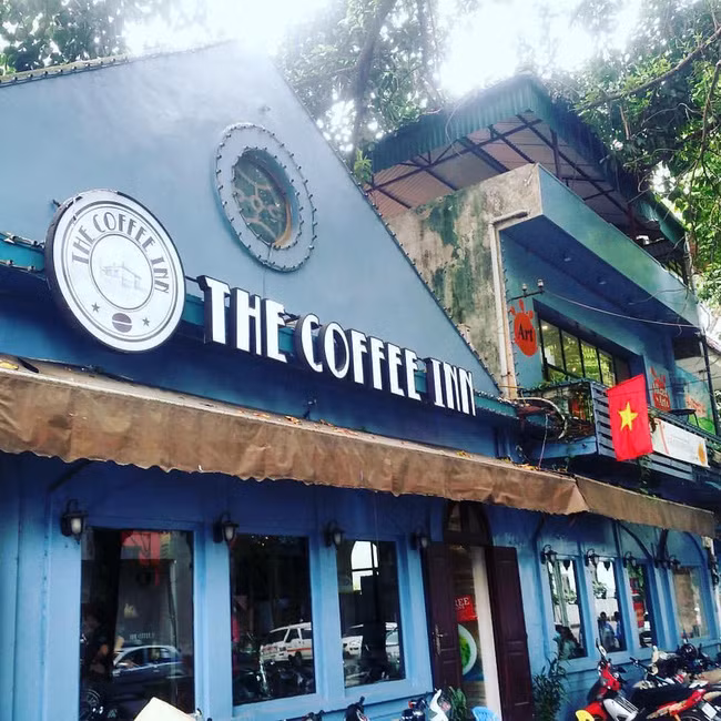 Với những tín đồ mê cafe, đặc biệt là dòng cafe kem Ý ở Hà Nội chắc chắn không thể không biết đến cái tên "The Coffee Inn" nức tiếng một thời. Ra đời trong khoảng đầu năm 2013, có vài ba chi nhánh ở khắp Hà Nội, Coffee Inn nằm trên phố Phan Chu Trinh đã trở thành quán cafe check-in huyền thoại và quá quen thuộc với giới trẻ trong suốt một thời gian dài. Thông tin quán cafe này vừa chính thức đóng cửa vì thế đã khiến biết bao bạn trẻ tiếc nuối.