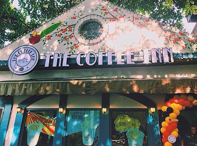 Sau khoảng gần 1 năm hoạt động, The Coffee Inn được rất nhiều bạn trẻ yêu quý và trở thành một điểm đến quen thuộc. Cộng thêm với sự phát triển của Facebook và mạng xã hội, The Coffee Inn trở thành nơi có đủ các yếu tố đồ uống ngon - view đẹp mắt - gần khu trung tâm... hấp dẫn các bạn trẻ đến thư giãn, uống cafe và check-in nườm nượp.