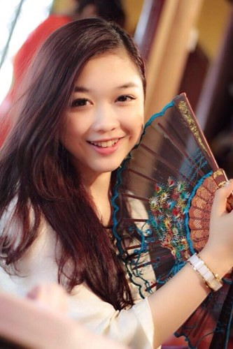 Không chỉ có một công việc đặc biệt, Mỹ Hoa còn gây ấn tượng với cộng đồng các bạn trẻ và dân mạng Việt nhờ vẻ bề ngoài xinh xắn, dễ thương. Dù trong trang phục hầu đồng hay những bộ quần áo đơn giản thường ngày, Mỹ Hoa vẫn toát ra được vẻ xinh xắn, nữ tính và rất dễ mến.