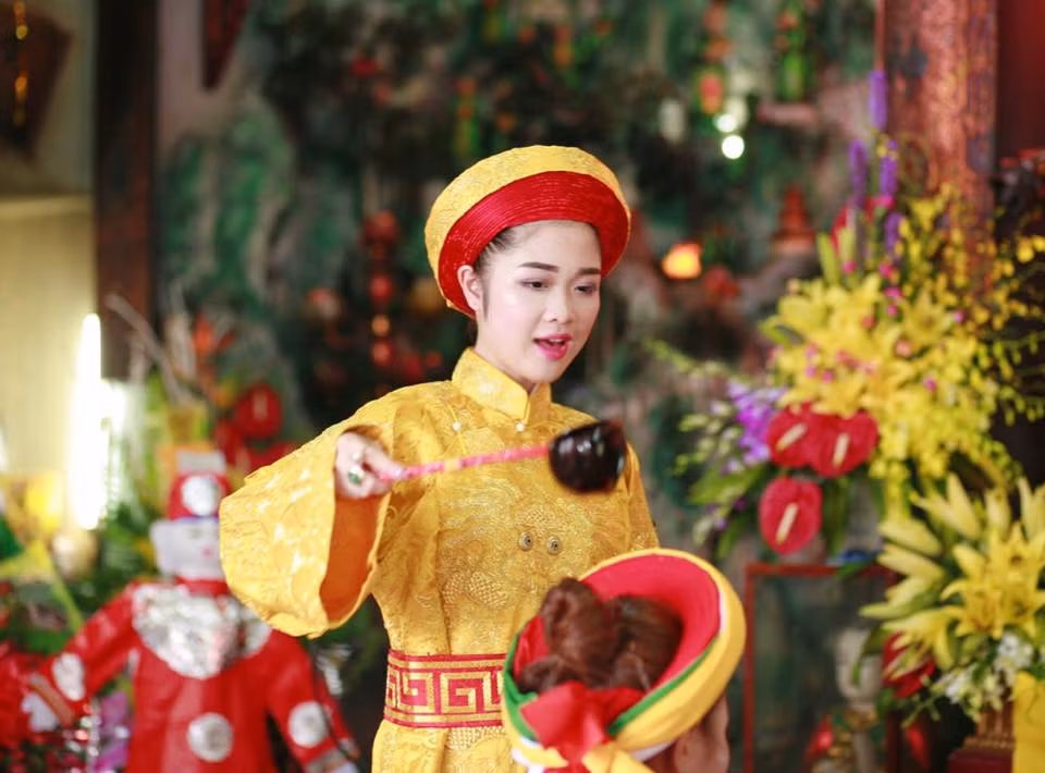 Cơ duyên đến với nghề của Mỹ Hoa đến vào thời điểm cô được bố mẹ gửi vào điện thờ khi còn nhỏ. Tại điện thờ này, 9X Bắc Ninh được tiếp xúc với tục thờ tứ phủ, được hỗ trợ những thầy đồng làm lễ và sớm cảm thấy hứng thú với công việc này. Trải qua vài năm vừa học hỏi vừa trực tiếp hầu đồng, Mỹ Hoa đã có được kinh nghiệm, khả năng vững vàng trong công việc của mình. Và tính đến nay, Mỹ Hoa đã có đến hơn 12 năm theo đuổi công việc vốn vẫn bị nhiều người gán cho cái mác "truyền bá mê tín dị đoan" này.