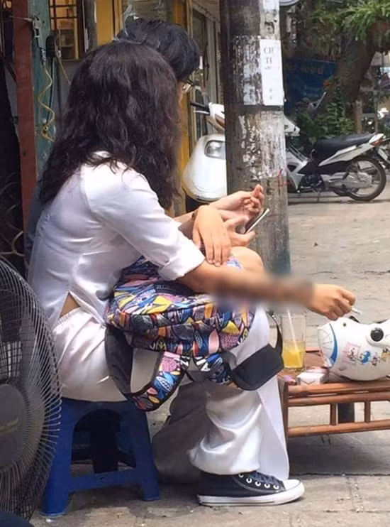 Học sinh nam, nữ ôm nhau dưới sân trường khi đang dự lễ khai giảng là hình ảnh thể hiện sự vô tư thái quá. Cuộc sống ngày một thay đổi nhiều hơn, học sinh, giới trẻ cũng có những cách thể hiện tình cảm táo bạo, liều lĩnh hơn và không ít trong số đó đã phá hỏng hình ảnh vốn đẹp đẽ, trong veo của tuổi học trò. Ngoài ra, chuyện học sinh hút thuốc khi còn đang mặc trên mình bộ đồng phục nhà trường cũng từng làm biết bao thầy cô, phụ huynh phải đau đầu, nhức nhối.