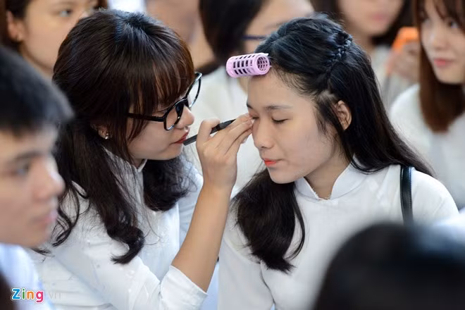 Làm đẹp là một nhu cầu thiết yếu, nhưng việc trang điểm quá đậm, lòe loẹt, quá cầu kỳ và tốn thời gian cũng làm ảnh hưởng phần nào tới nét đẹp trong sáng, giản dị vốn có của nữ sinh Việt Nam. Rất khó để trách hay đổ lỗi cho các cá nhân bởi cuộc sống và các quan điểm trước đây đều đã thay đổi theo hướng mới mẻ, hiện đại hơn... nhưng chỉ cần các học sinh giữ chừng mực thì sẽ không có những hình ảnh dễ gây tranh cãi như thế này. Ảnh: Zing.