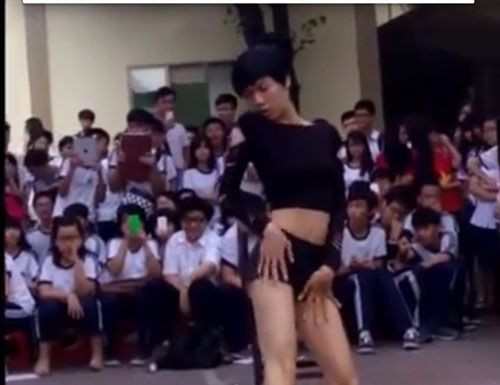 Ngoài những hình ảnh đến từ chính các học sinh thì trong quá khứ, một số hoạt động văn nghệ mang tính chất nhạy cảm diễn ra trong lễ khai giảng của một số trường học cũng gây tranh cãi, sóng gió trên mạng xã hội và tạo ra sự phản cảm. Điều này nhắc nhở ban tổ chức lễ khai giảng của các trường học nên kiểm duyệt chặt chẽ hơn những tiết mục biểu diễn, tránh làm ảnh hưởng đến sự nghiêm túc vốn có nơi trường học.