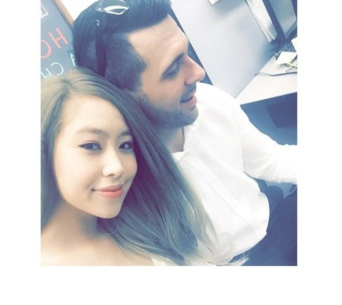 Tuy nhiên, trước khi kết hôn, chuyện tình cảm của cặp đôi không được ủng hộ vì bạn bè Sam ngăn cản cô nàng không nên yêu đàn ông Tây, họ hàng và nhiều người thân lại chê bai khi cho rằng Sam và Mike chưa cưới mà đã dọn về sống chung. Vì tình cảm dành cho Sam, ông xã cô nhanh chóng dắt cô đi đăng ký.