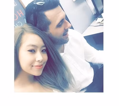 Tuy nhiên, trước khi kết hôn, chuyện tình cảm của cặp đôi không được ủng hộ vì bạn bè Sam ngăn cản cô nàng không nên yêu đàn ông Tây, họ hàng và nhiều người thân lại chê bai khi cho rằng Sam và Mike chưa cưới mà đã dọn về sống chung. Vì tình cảm dành cho Sam, ông xã cô nhanh chóng dắt cô đi đăng ký.