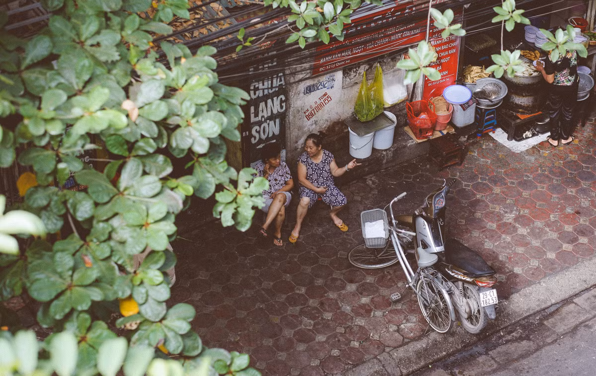 Lang thang đường phố Hà Nội trong buổi sáng 2/9 bình yên để tình cờ trông thấy những góc nhỏ, những khoảng sân, đoạn phố rợp bóng cây... bên dưới vẫn là cuộc sống thường ngày đang diễn ra, nhưng theo một cách nhìn, một cảm nhận hoàn toàn khác.