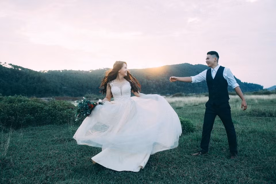 Theo như lời tâm sự hài hước của chú rể Bá Hồng, hôm Hương Giang liên hệ chụp ảnh, anh mừng như bắt được vàng, bởi khi đó ví đang hết tiền. Vì thời gian này Bá Hồng mới bắt đầu vào Vinh lập nghiệp với hai bàn tay trắng, suốt một tháng trời anh phải ăn mì tôm tiết kiệm tiền, sút hẳn 4kg. Vẫn biết là cuộc sống đang đi lo từng bữa, nhưng chàng nhiếp ảnh gia lại sẵn sàng giảm giá 50% công chụp ảnh cho cô gái mình cảm mến, chính hành động này của Bá Hồng được nhiều dân mạng xuýt xoa, khen ngợi.