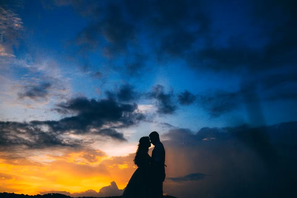 Nhờ tình yêu thương và sự kết hợp ăn khớp trong công việc, cặp đôi 9X đã từng bước hỗ trợ nhau, khách hàng từ đó cũng ngày một nhiều. Nếu như ngày xưa Bá Hồng từng sụt 4kg vì thói quen không chăm sóc bản thân, thế nhưng từ khi có bạn gái, cân nặng của anh tăng lên 10kg, phong độ và đẹp trai hơn trước rất nhiều.