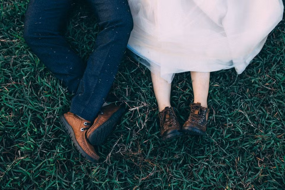 Nhiều người trêu đùa, chỉ vì sự ga lăng giảm giá 50% tiền chụp ảnh mà Bá Hồng đã ghi điểm tuyệt đối trong mắt người đẹp, từ đó dần dần chiếm được tình cảm và cưới được vợ. Nếu lần đó Bá Hồng không thể hiện thành ý như vậy, chắc có lẽ Hương Giang đã không hề cảm mến anh.