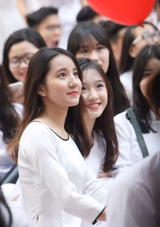 Những nụ cười trong veo, ánh mắt tròn xoe của các em nữ sinh THPT làm chúng ta sống lại những ký ức tuổi trẻ, về thời cắp sách đến trường.