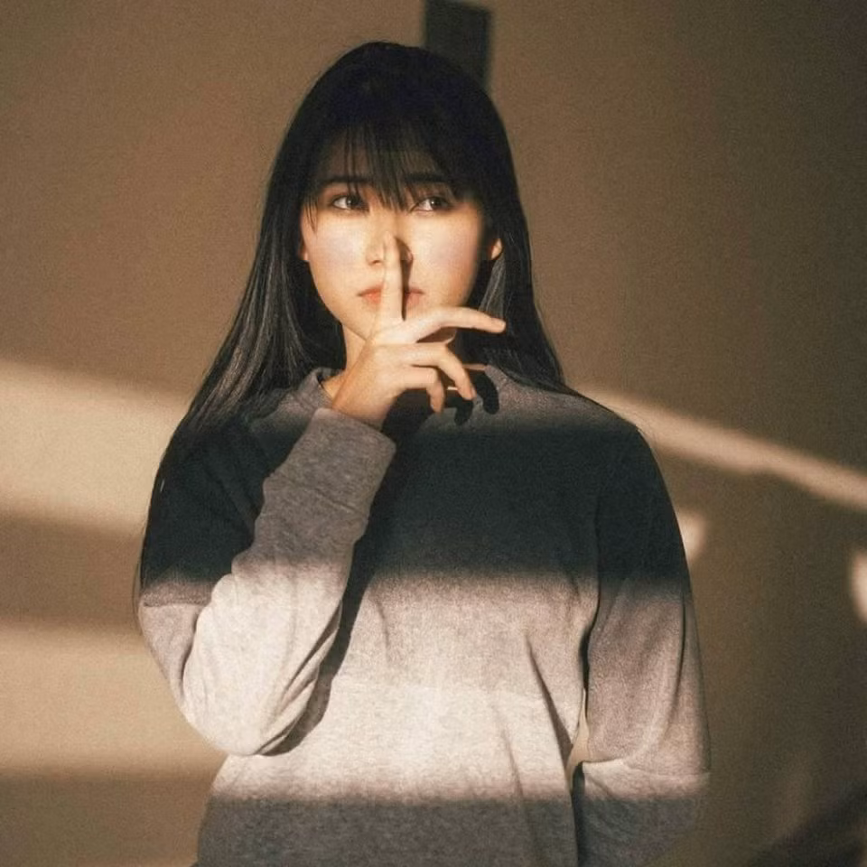 Dù khá cố gắng nhưng dân mạng Việt cũng mất khoảng 2 ngày mới có thể tìm ra danh tính, nắm được các thông tin cá nhân của cô gái xinh đẹp, gây sốt nhờ bức ảnh ngủ gật này. Và thật bất ngờ, cô gái ngủ gật trên xe khách đó thực chất lại là một gương mặt trẻ từng khá nổi tiếng trên một số diễn đàn dành cho học sinh, sinh viên. Cô tên thật là Phạm Hoàng Thu Uyên, sinh năm 1997, quê Hải Phòng, từng có nhiều thành tích học tập, làm việc ấn tượng.