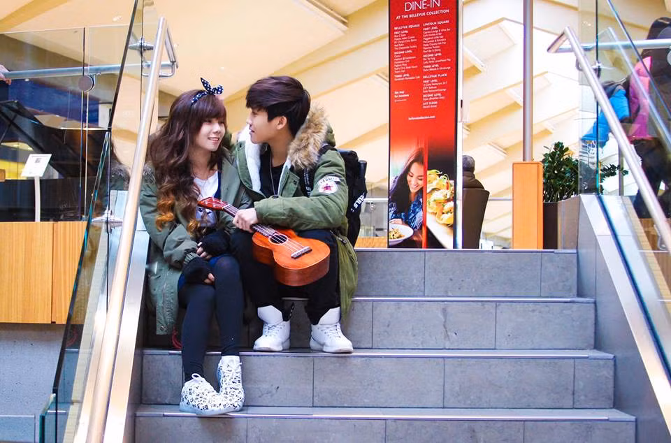 Theo lời kể của Quỳnh Nhi, lần đầu cô gặp bạn trai là trong một buổi biểu diễn ca nhạc, lần gặp này cả hai đều không có ấn tượng gì về nhau, nhưng khoảng 1 năm sau đó, hai người tình cờ gặp lại nhau và lần này, Bảo Trọng đã không bỏ lỡ cơ hội để kết nối, giữ liên lạc với "bà chị" xinh xắn, dễ thương Quỳnh Nhi. Trọng làm điều này bởi cậu coi việc tình cờ gặp lại Nhi giống như một cái duyên và nó khiến cậu bắt đầu cảm mến, có những cảm xúc về người bạn của mình.